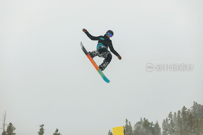 在科罗拉多州落基山脉的滑雪度假村小镇滑雪和单板滑雪活动