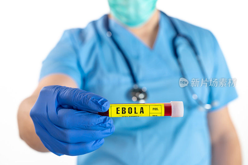 年轻男医生戴着手术手套和防护口罩手持埃博拉血液检测样管，背景白色