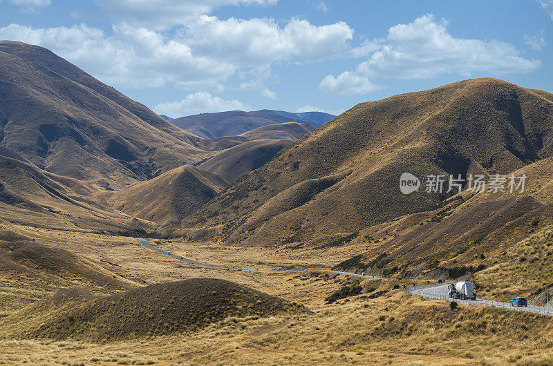 位于南岛最高点林迪斯隘口的国家高速公路，连接中央奥塔哥和新西兰麦肯齐盆地