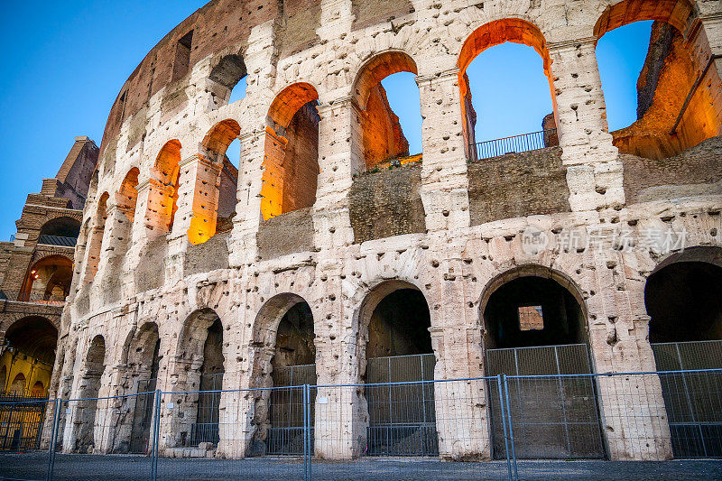 罗马斗兽场的拱门和圆柱的夜景