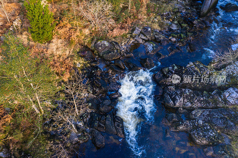 航拍图像的河流在农村场景在邓弗里斯和加洛韦，苏格兰西南部