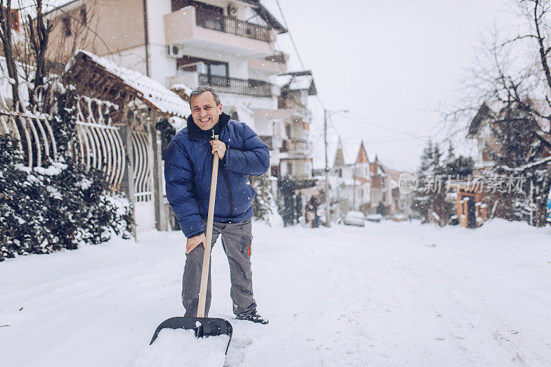 老人清理积雪