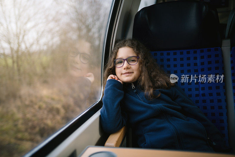漂亮的小女孩喜欢坐火车