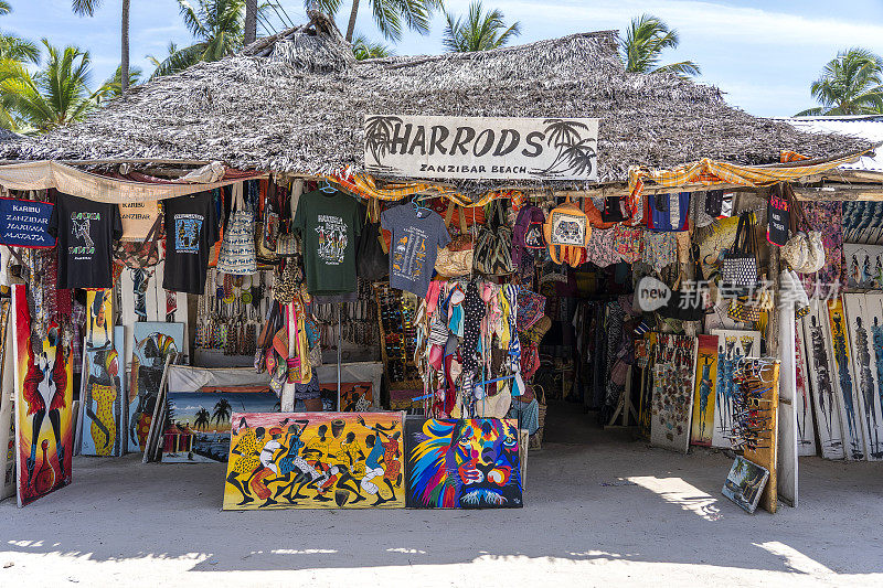 正面视图的非洲商店衣服和纪念品的游客在桑给巴尔岛，坦桑尼亚，东非的海滩上