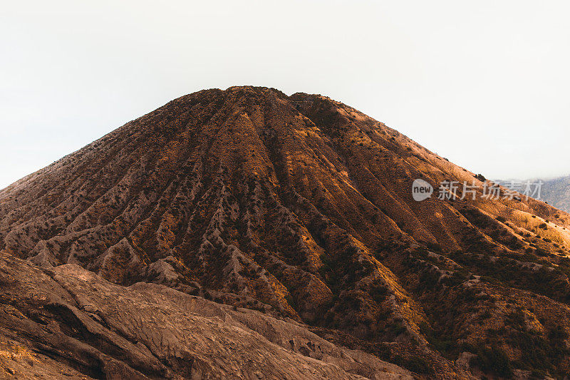 印度尼西亚Bromo地区，日出时火山的壮观景象