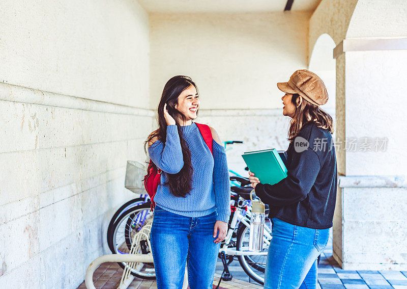 大学校园里的女大学生