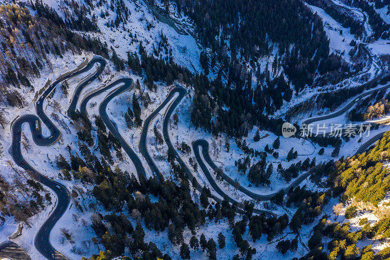 冬季瑞士山口的鸟瞰图