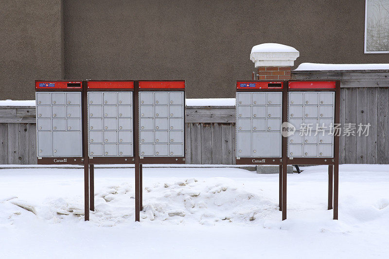 冬天里的加拿大邮箱。