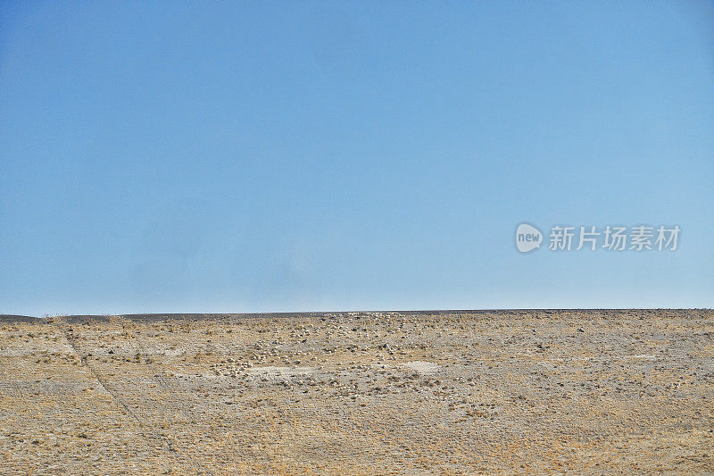 空旷泥泞的红壤地