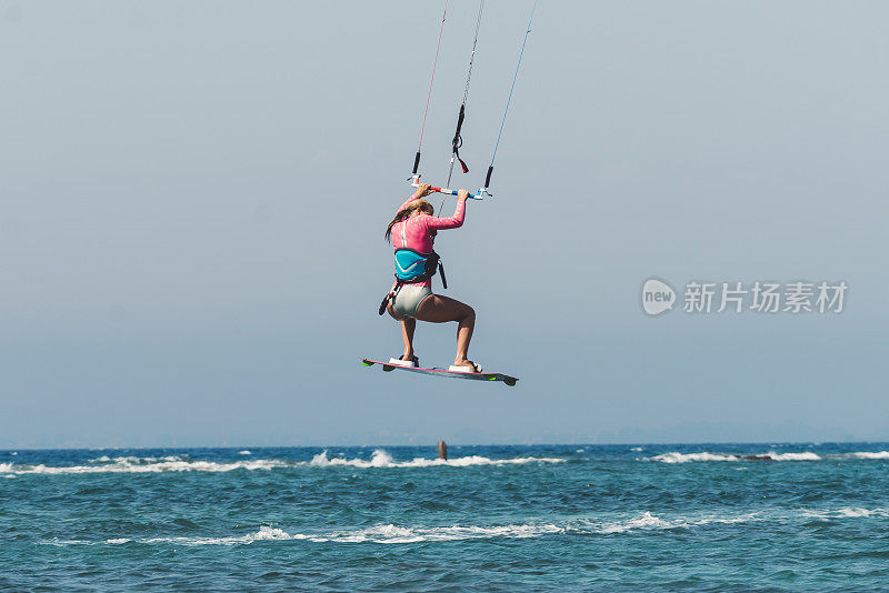 风筝冲浪者在行动后视镜