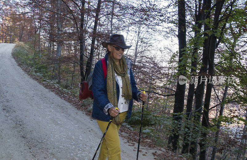 一位老年妇女徒步登山