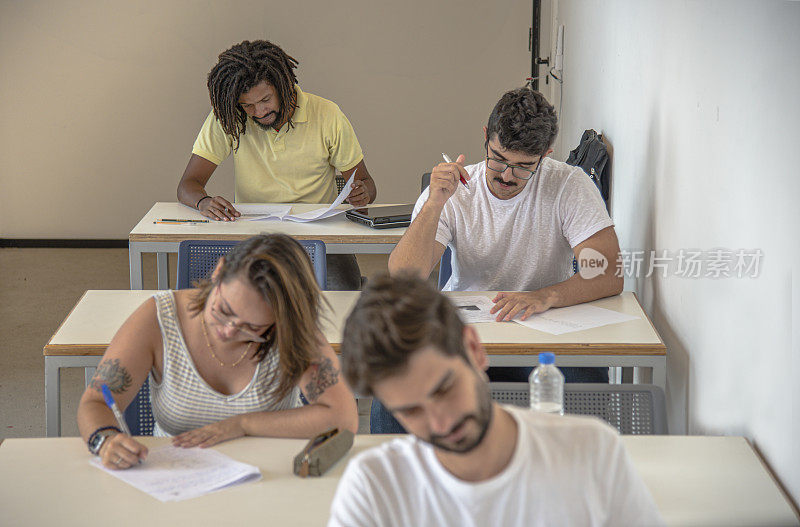 正在参加学校考试的巴西大学生