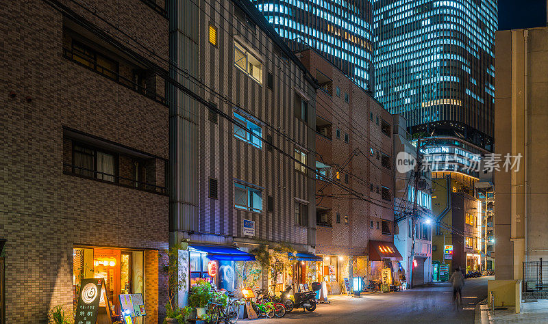 日本的巨型摩天大楼俯瞰宁静的附近街道夜景大阪