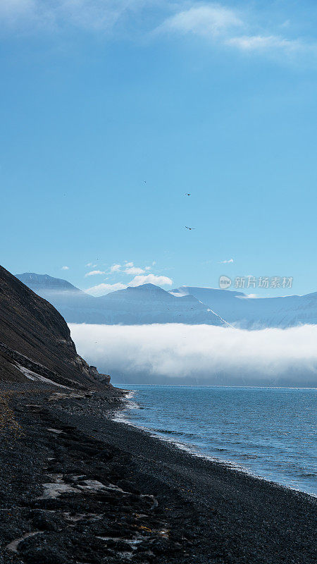 伊斯峡湾美丽的斯匹茨卑尔根山脉景色