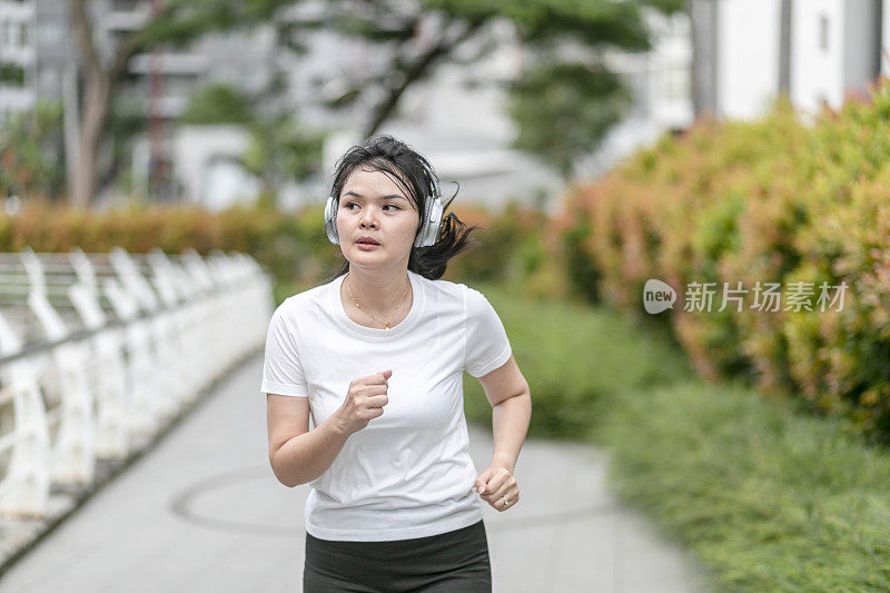 一个年轻女子在公园里跑步和锻炼