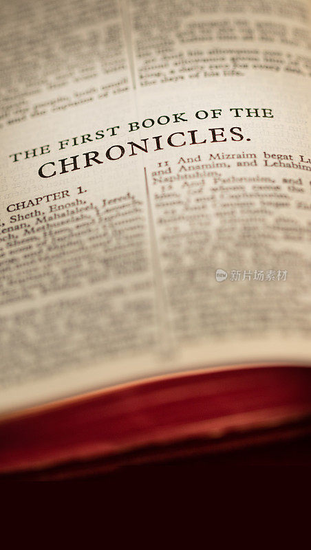 近距离放大显示“编年史的第一本书”的一页圣经。具有易于扩展的背景。