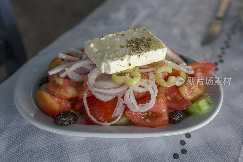 番茄洋葱羊乳酪希腊沙拉盘作为开胃菜在萨索斯岛卡瓦拉