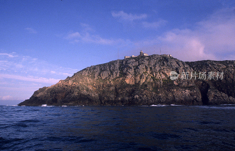 从海上看海角和菲尼斯特雷灯塔