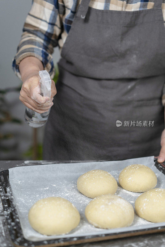 手工全麦面包:放入烤箱烘烤前先在面团上喷洒水