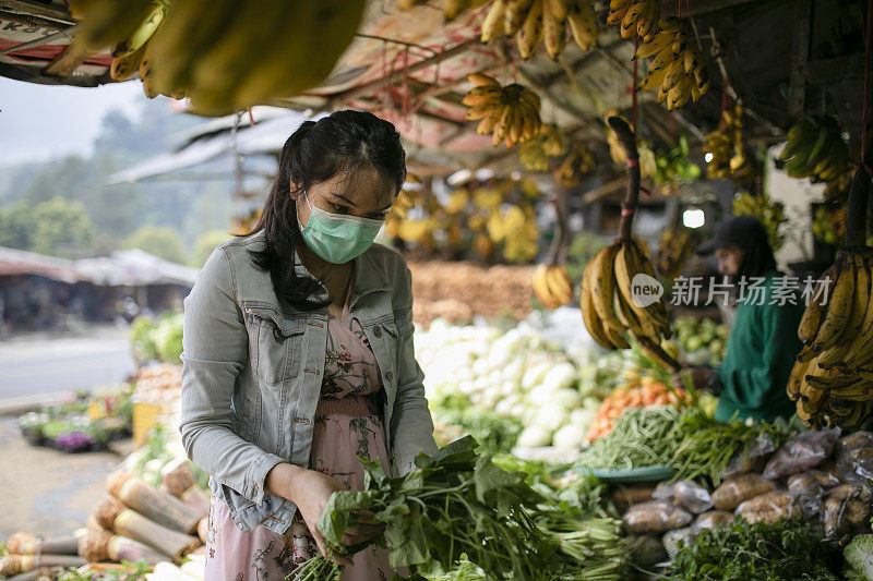 孕妇在街头市场买水果