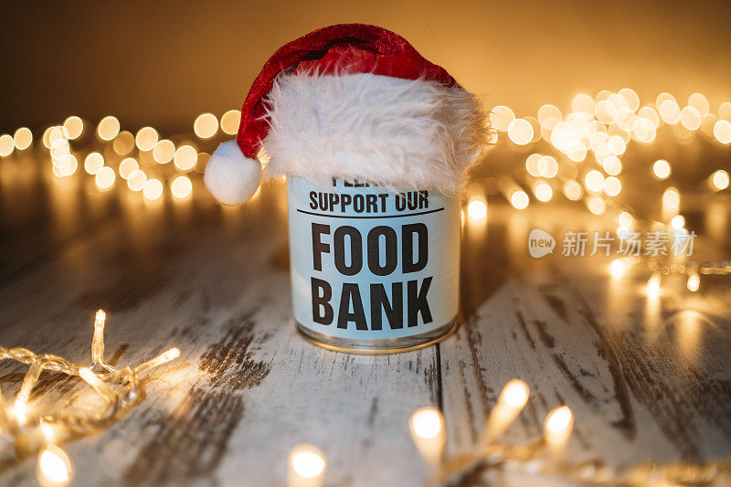 食品银行罐头食品与圣诞帽和装饰