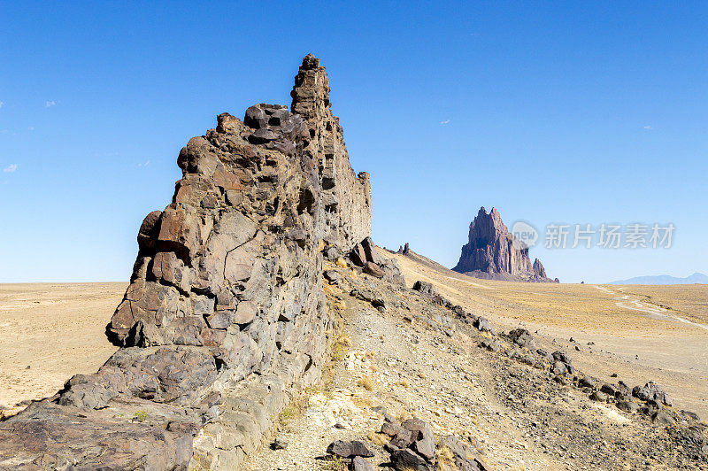 船和火山墙在一个美丽的超凡脱俗的干旱景观