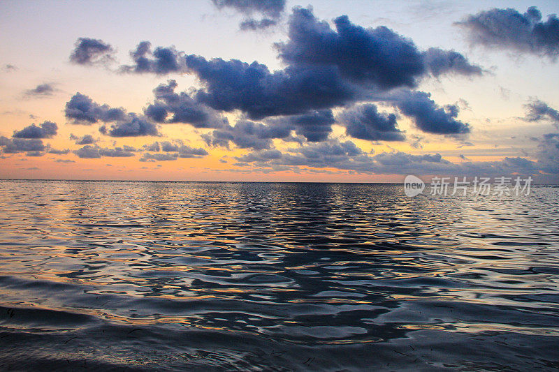 海面上美丽的云景，夕阳的镜头