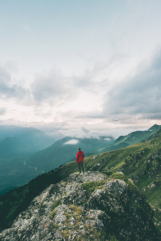 独自在山中徒步旅行的人冒险独自旅行孤独的生活方式概念活跃的假期情绪化的自然