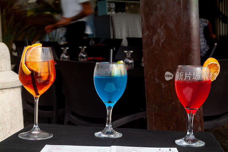 著名酒吧外五颜六色的鸡尾酒。Ortigia市区。锡拉库萨，意大利西西里岛，夏季
