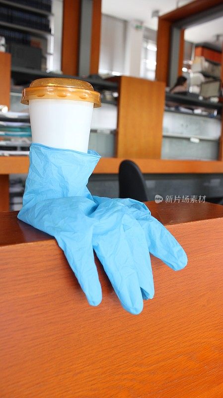 蓝色防护口罩和手套