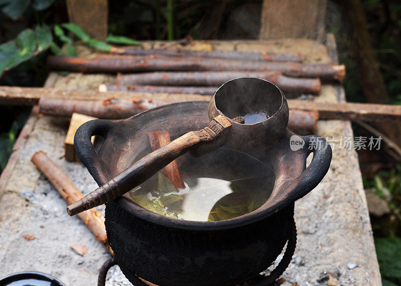 用汤勺舀入泰式凉茶