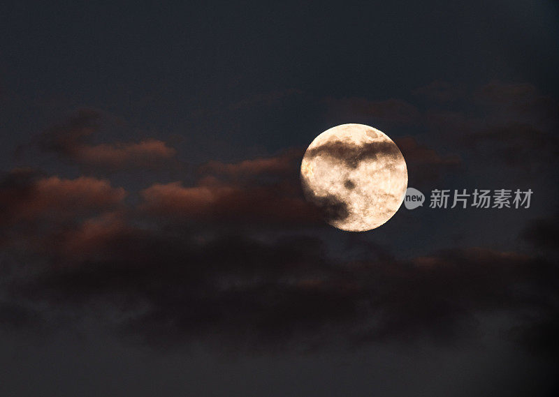 夜空中的满月。