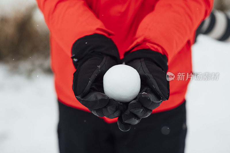 一个不认识的人拿着雪球