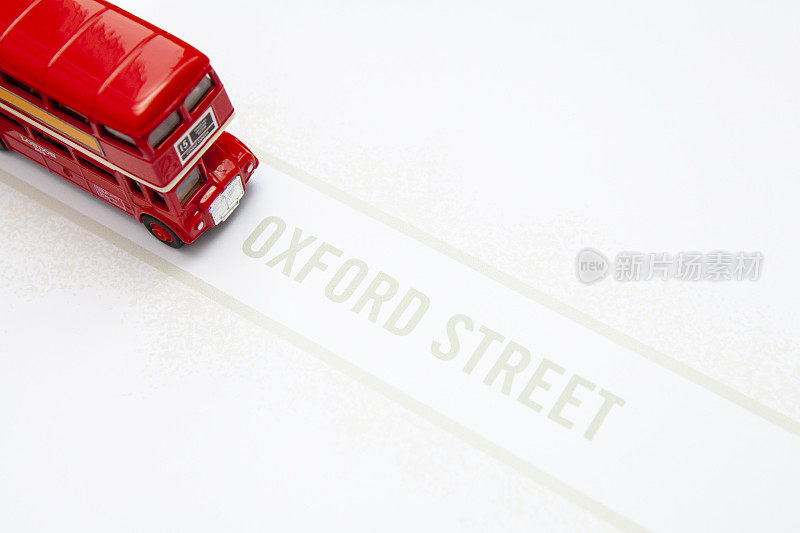 模型玩具标志性的红色伦敦巴士在地图上的牛津街与复制空间