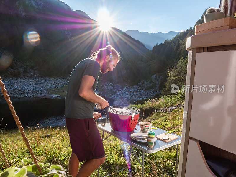 在山景城，一名男子在他的货车外烹饪便携式烧烤