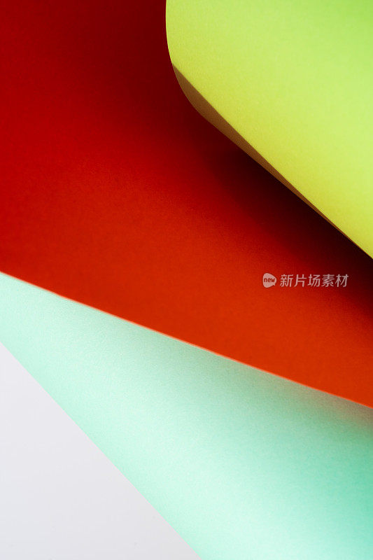 抽象的彩色背景制成的弯曲纸。