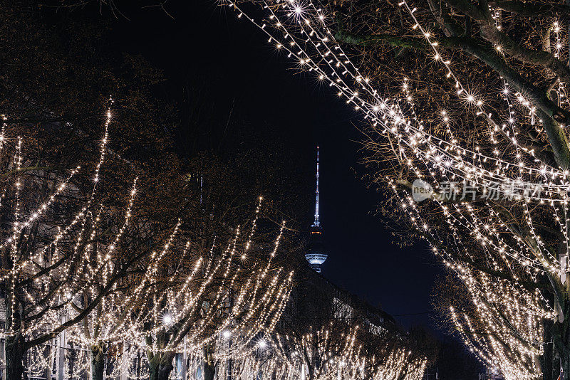 柏林，圣诞装饰灯与电视塔在街道下的林登