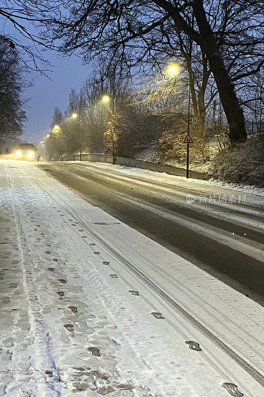 汽车在暴风雪中行驶。