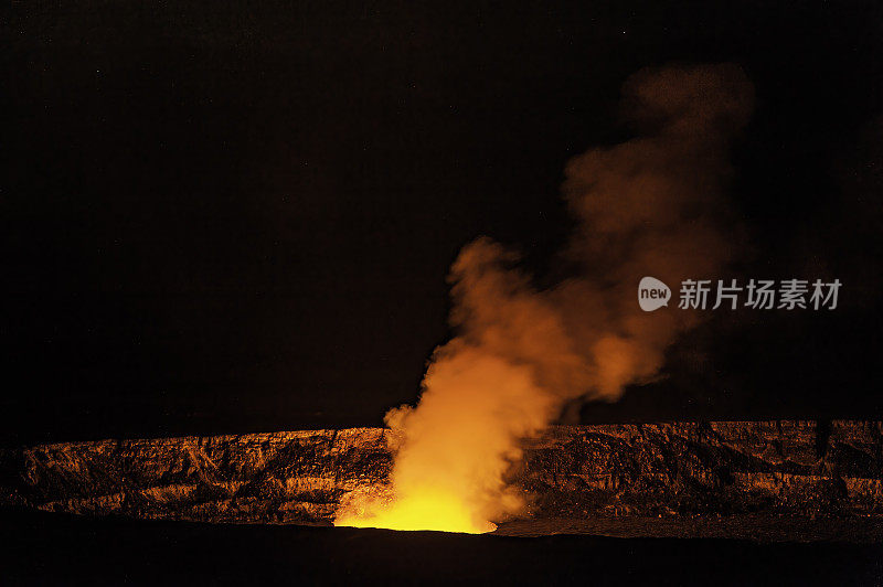 哈勒马ʻumaʻu火山口是一个位于夏威夷火山国家公园的更大的山顶火山口Kīlauea的坑。Halemaʻumaʻu是夏威夷火山女神贝利的家，根据夏威夷神话的传统。形象了