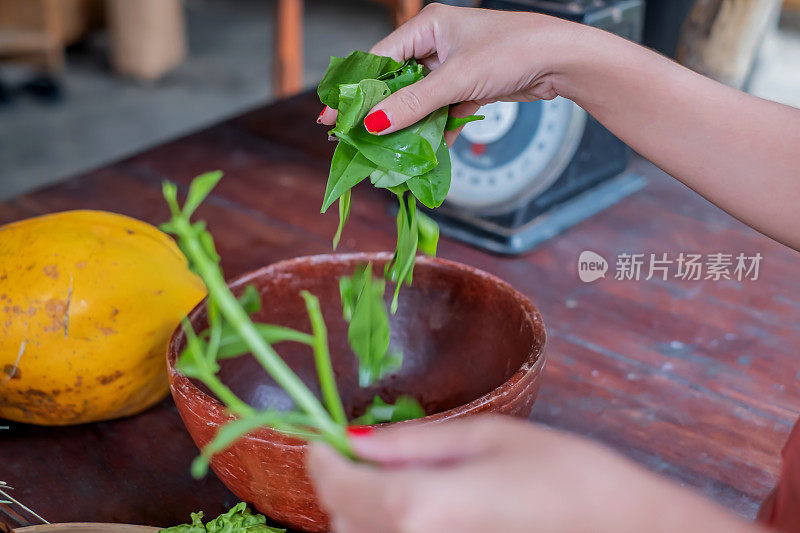 印尼妇女为午餐制作绿色沙拉