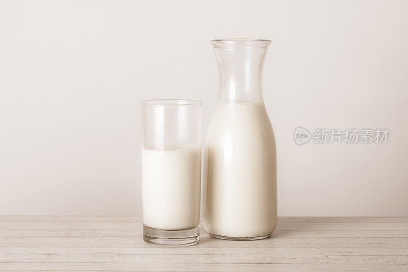 一杯牛奶和牛奶瓶