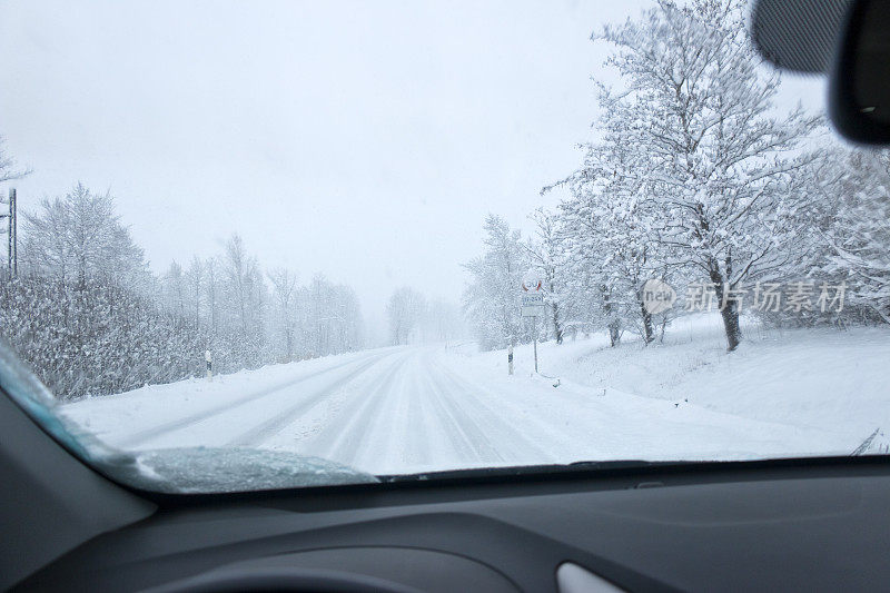 大雪期间在空旷的乡村道路上开车