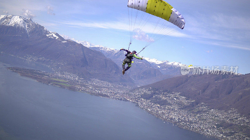 伞翼在瑞士的山景之上翱翔