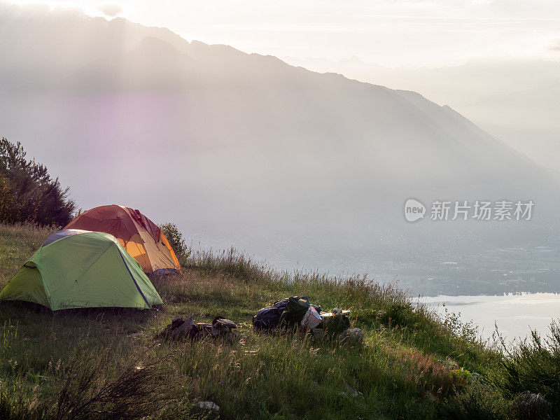 山顶上的帐篷，日出