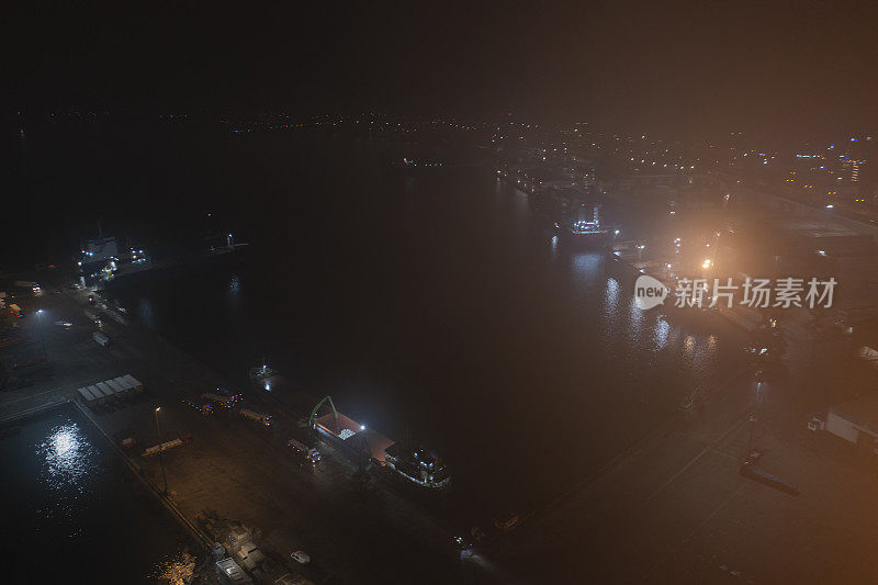 货柜码头夜间鸟瞰图。