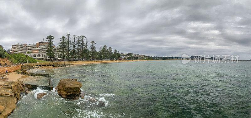 海滩全景Terrigal，新南威尔士州与风暴云