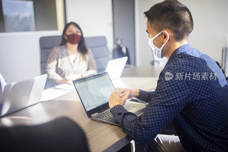 亚洲女人和男人在商务会议上的谈话