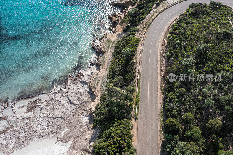 撒丁岛的海岸线和公路无人机拍摄