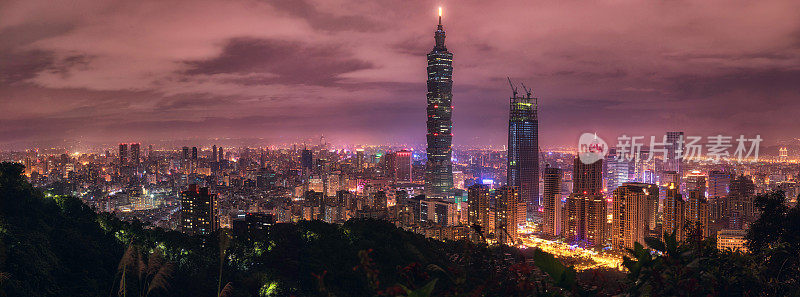 台北,台湾。晚上全景。天际线。城市景观。台北101台北世界金融中心的背景。