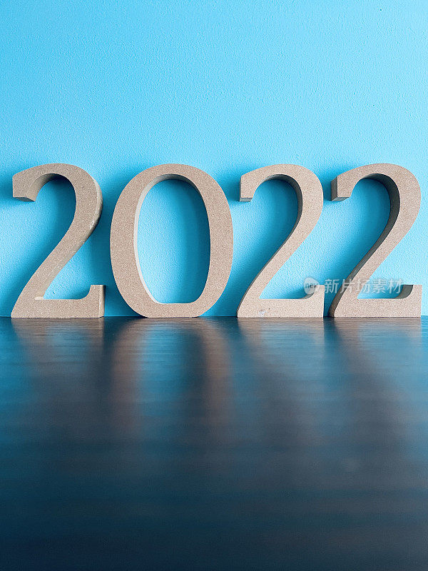 蓝色背景上是2022年